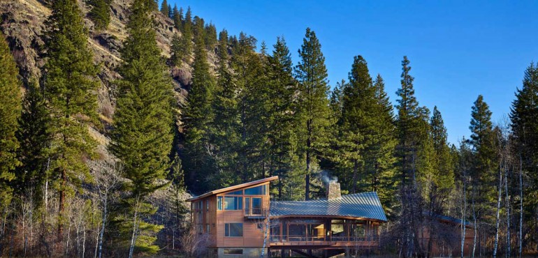 Дом посреди горной долины