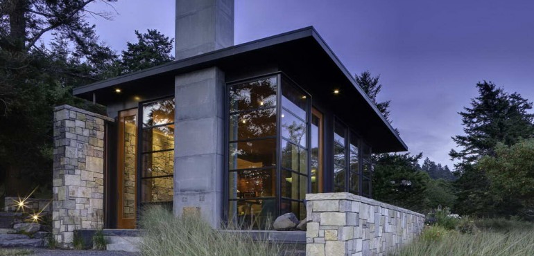 Каменный дом с лаконичным дизайном