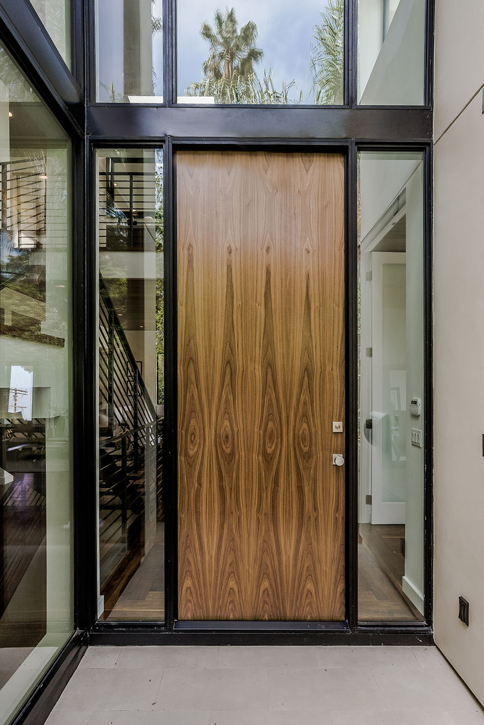 входная дверь