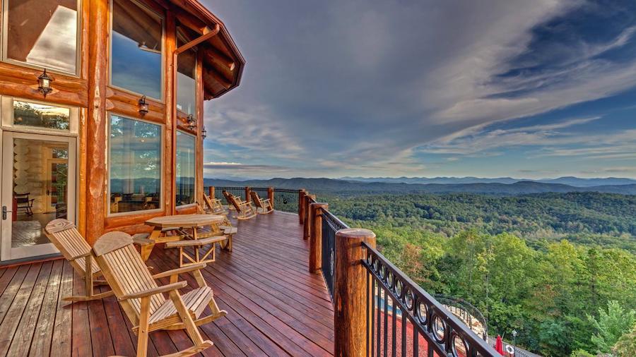 Деревянный дом с площадкой для вертолета Деревянный дом с площадкой для вертолета