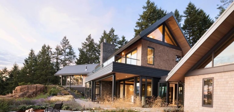 Красивый дом на берегу озера