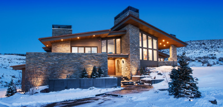 Красивый каменный дом в горах