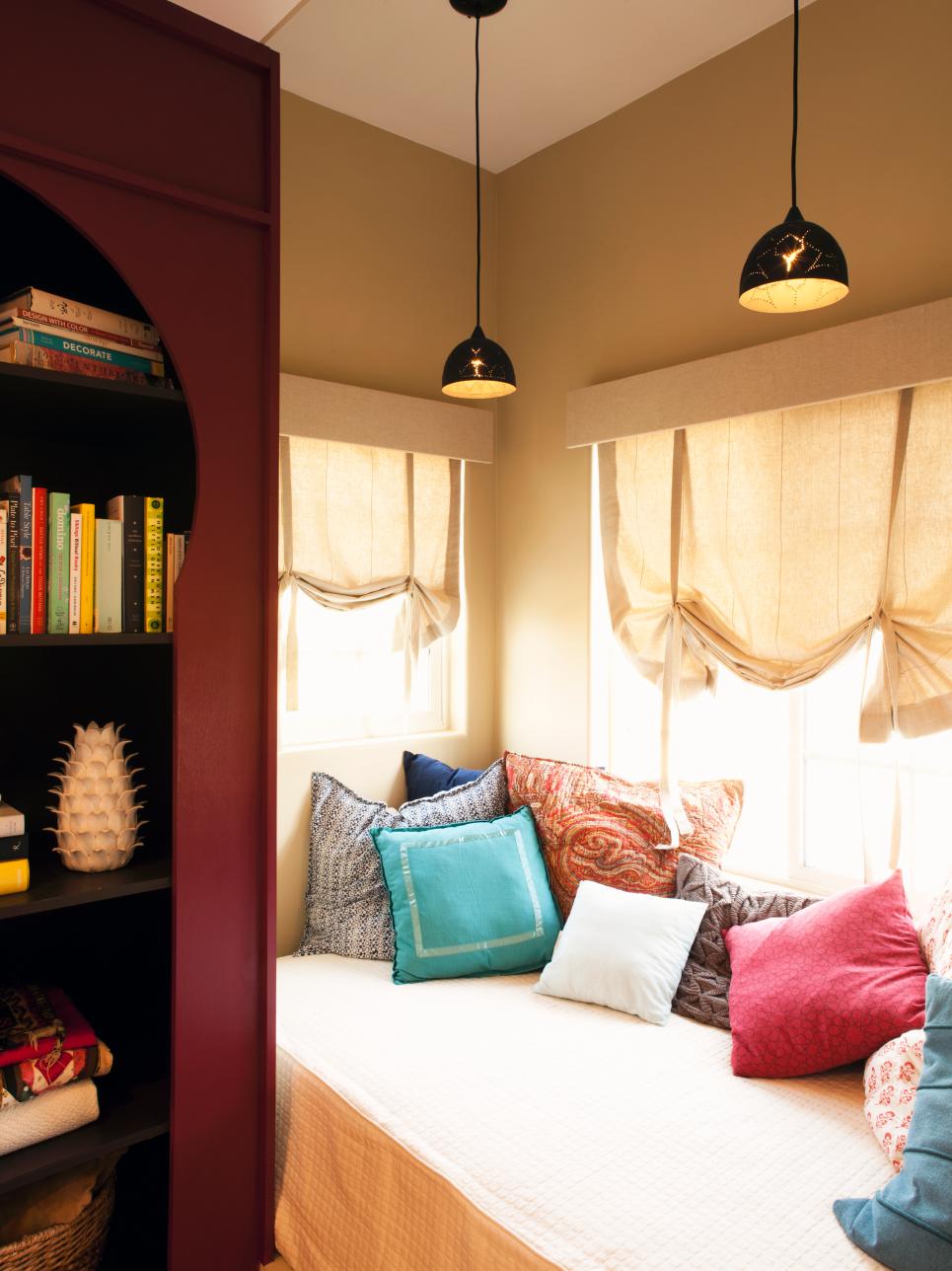 подоконник с подушками подоконник с подушками