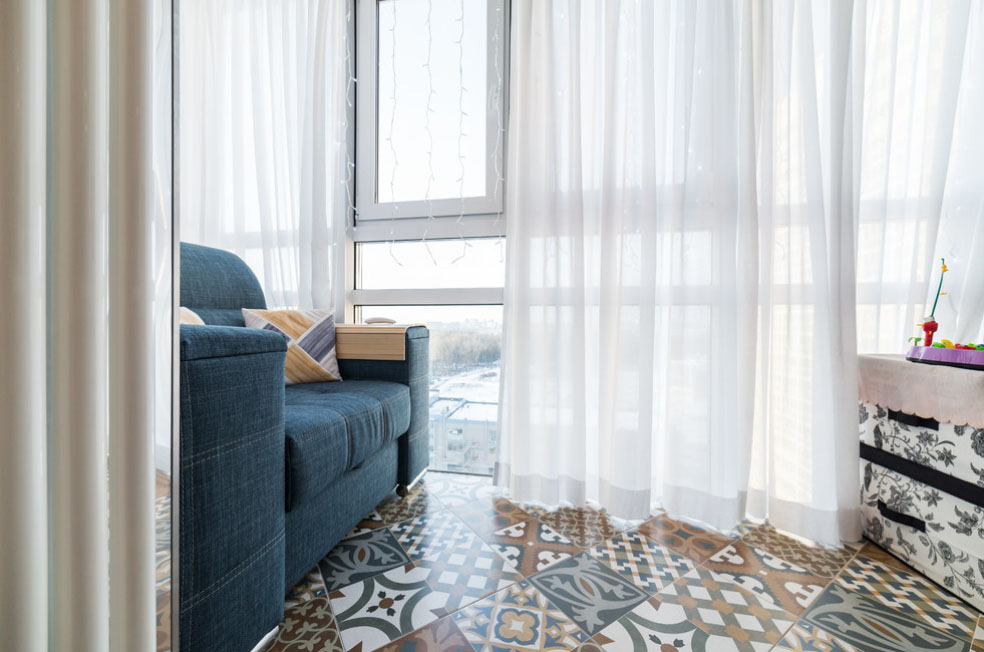 кухня с балконом