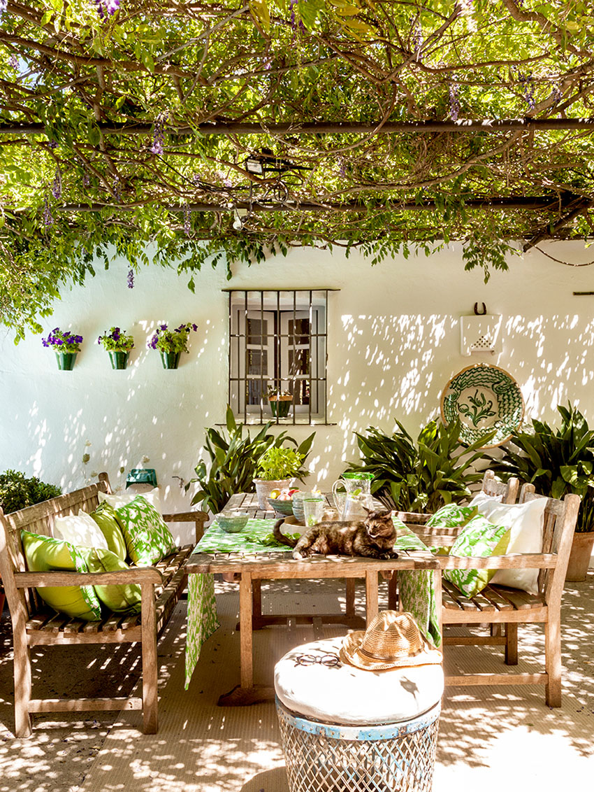 стол в саду