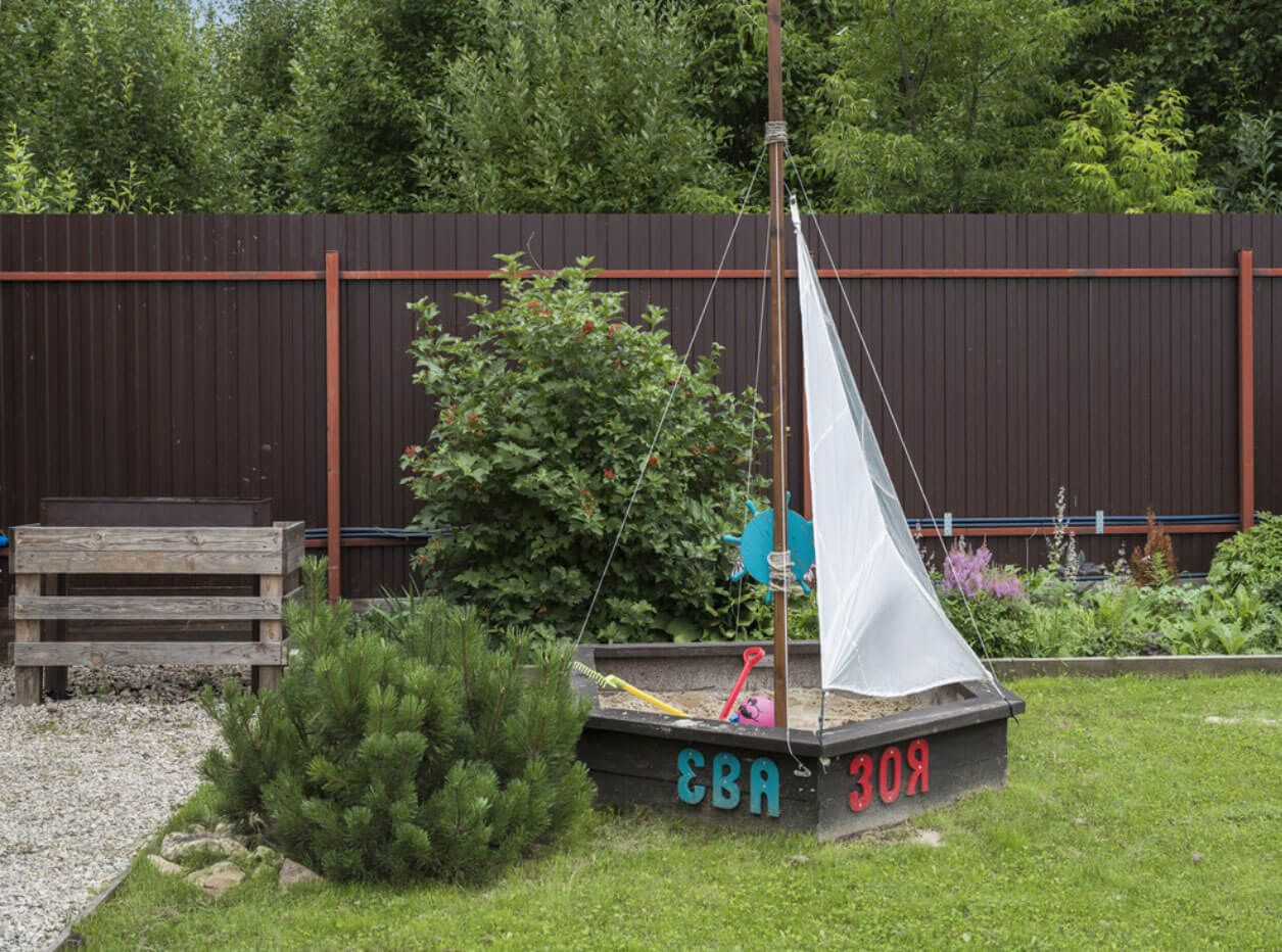 Песочница во дворе Песочница во дворе