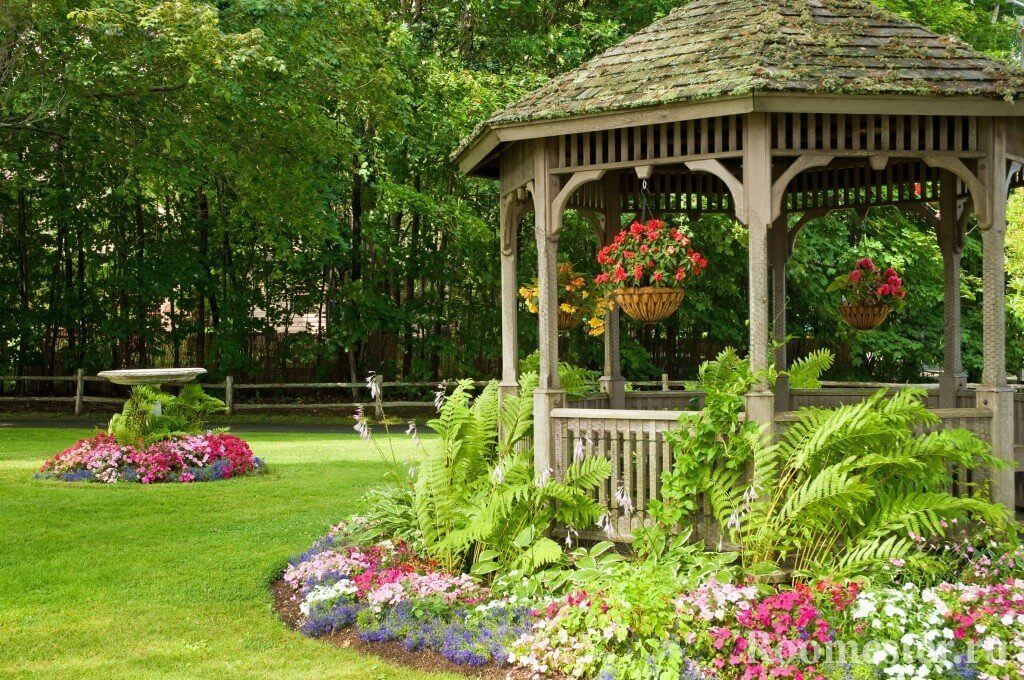 Беседка в саду Беседка в саду